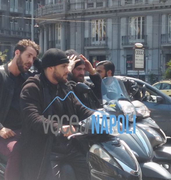 Riprese Gomorra 3 nel centro di Napoli, folla di curiosi intorno agli attori