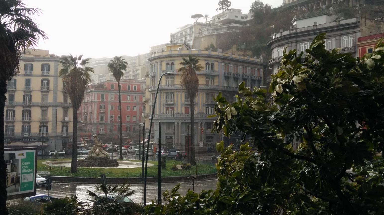Bufera si abbatte su Napoli: forti piogge e raffiche di vento, disagi e allagamenti in cittàBufera si abbatte su Napoli: forti piogge e raffiche di vento, disagi e allagamenti in città