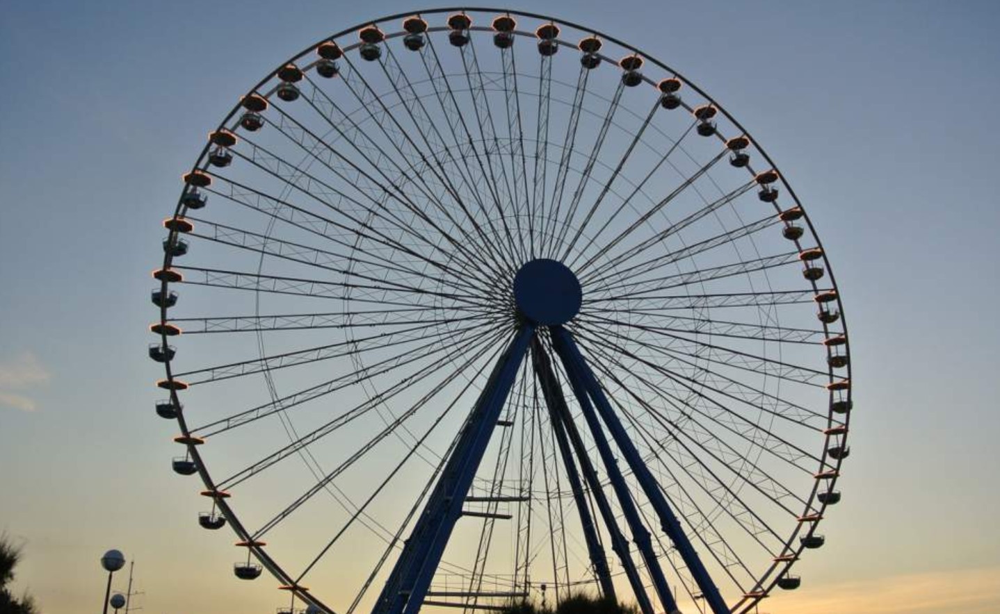 Ruota Panoramica Sul Lungomare Di Napoli Il Progetto Rivoluzionario Presentato Al Comune Voce