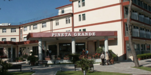 Primo caso di contagio da Coronavirus al Pineta Grande, donna intubata: avviato protocollo 