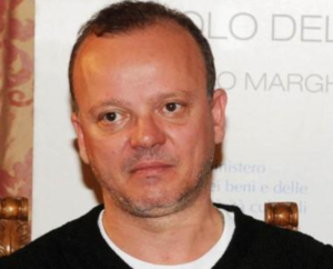 Gigi D'Alessio fuori dal capodanno Mediaset, brutte notizie per il cantante