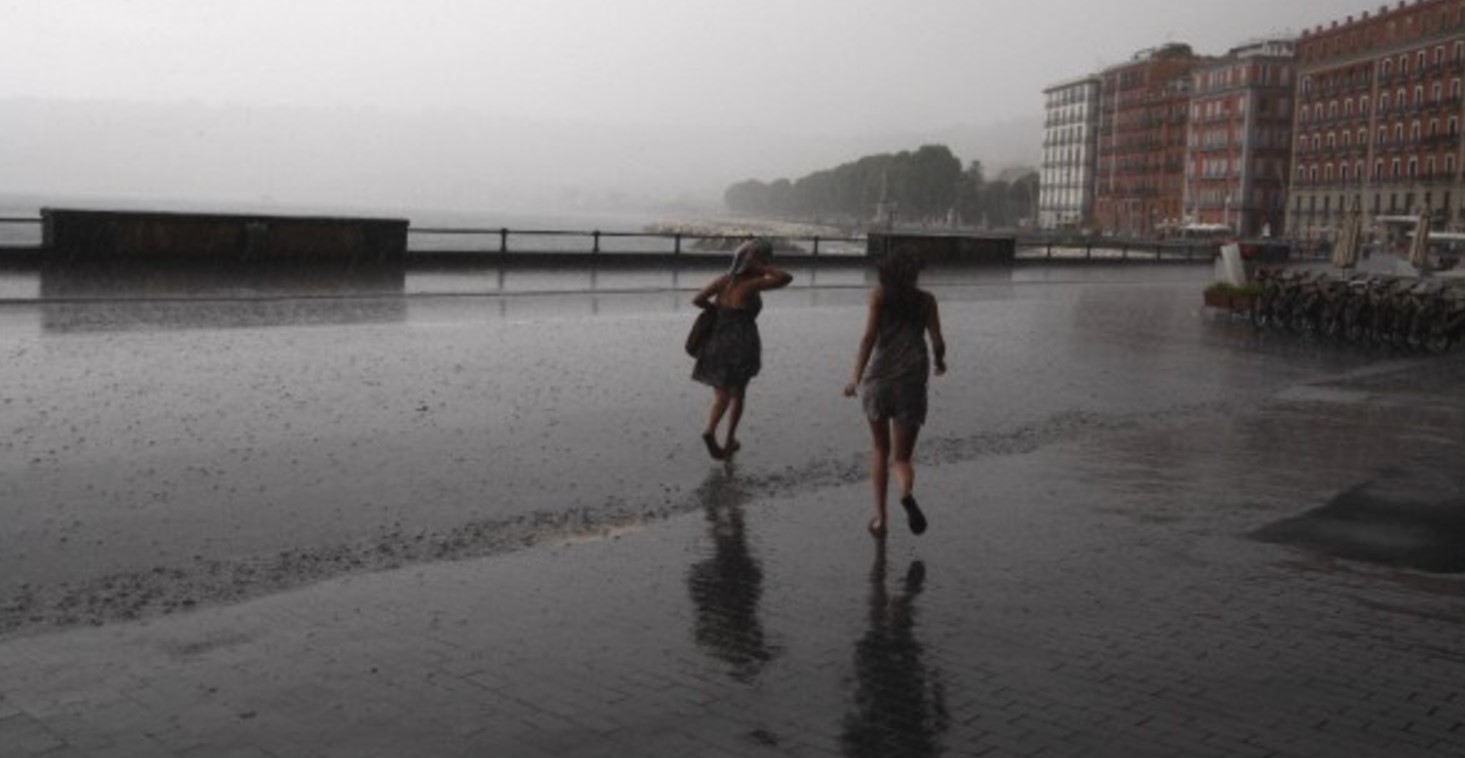 Meteo Napoli, arriva la pioggia a Napoli ma il caldo non cessa 