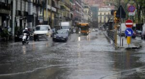 Bomba d'acqua a Napoli, allagamenti e traffico in città