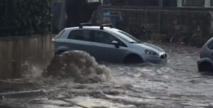 Nubifragio a Giugliano, saltano tombini: blatte e topi ovunque