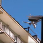 Voli a bassa quota a Napoli, gli aerei sembra che sfiorano i palazzi: la protesta dei residenti 