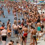 Lite in spiaggia a Varcaturo tra due uomini, folla di curiosi ad assistere