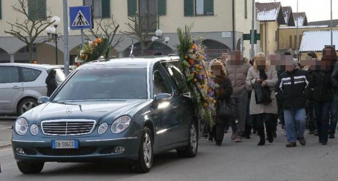 Follia a un funerale in provincia, 150 persone seguono il carro funebre, persone sanzionate 