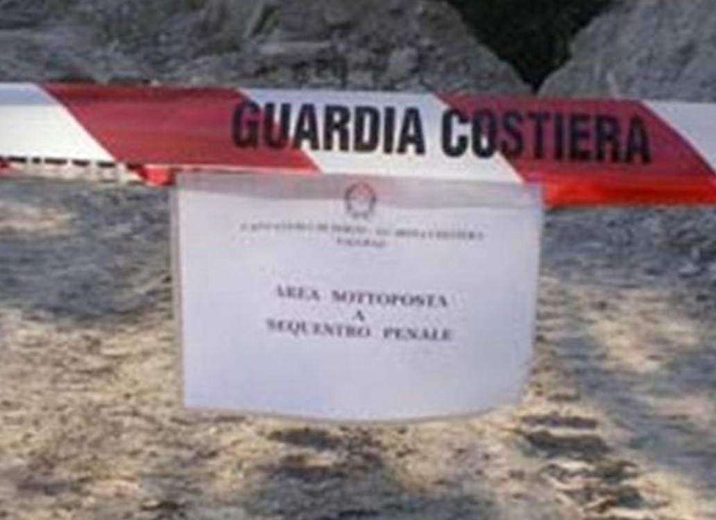 Blitz a Sorrento, sequestro della Guardia Costiera in una nota spiaggia 