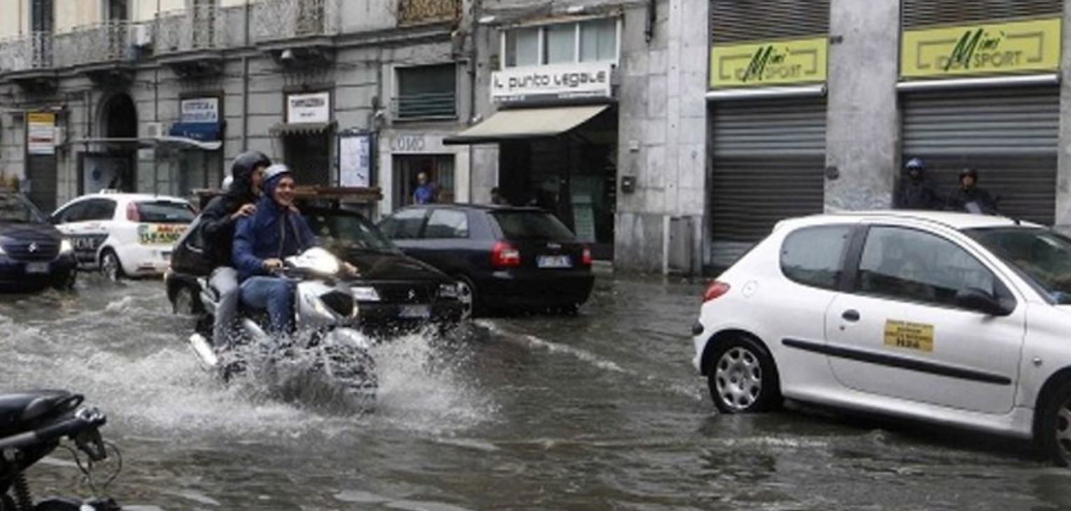 La Protezione civile della Regione Campania ha diramato un Avviso di Allerta meteo su tutta la Campania per l'intera giornata di domani.  La criticità di carattere idrogeologico è di colore Giallo e scatta alle 6 di domani mattina per restare in vigore fino alla mezzanotte.  Si prevedono precipitazioni sparse anche a carattere di rovescio o temporale con possibili raffiche di vento.  La criticità Gialla per fenomeni di dissesto idrogeologico è dovuta, in particolare, a "Fenomeni temporaleschi caratterizzati da una incertezza previsionale e rapidità di evoluzione" che potrebbero determinare, tra l'altro, " danni alle coperture e strutture provvisorie dovuti a raffiche di vento e fulminazioni; Ruscellamenti superficiali con possibili fenomeni di trasporto di materiale; Allagamenti di locali interrati e di quelli a pian terreno; Scorrimento superficiale delle acque nelle sedi stradali e possibili fenomeni di rigurgito dei sistemi di smaltimento delle acque meteoriche con tracimazione e coinvolgimento delle aree urbane depresse; Occasionali fenomeni franosi superficiali legati a condizioni idrogeologiche particolarmente fragili, in bacini di dimensioni limitate". Si raccomanda alle autorità competenti di porre in essere tutte le misure previste dai rispettivi piani comunali di protezione civile atte a prevenire e contrastare i fenomeni previsti. 