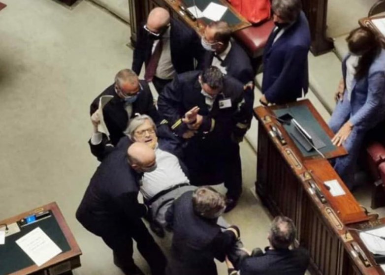 Sgarbi espulso dalla Camera, caos in aula: il deputato portato a mano dai commessi tra le urla