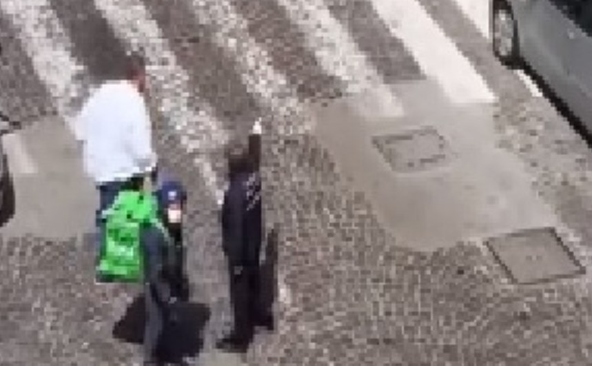 Napoli, chiede più soldi alla cliente, lite tra rider e Germano Bellavia al Vomero 