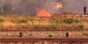 Napoli, incendio ai Campi Flegrei: paura alla stazione ferroviaria