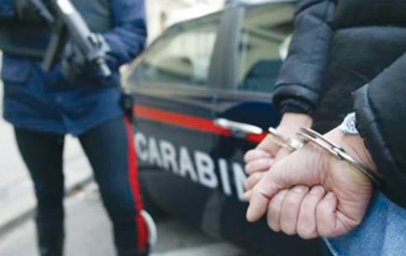 Blitz contro la camorra ad Acerra, spaccio di droga e violenza sessuale su una minore 