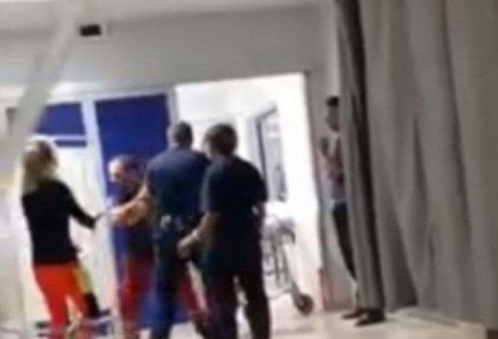 Asl Napoli 1, infermiera presa a calci e schiaffi: vittima ricoverata in ospedale