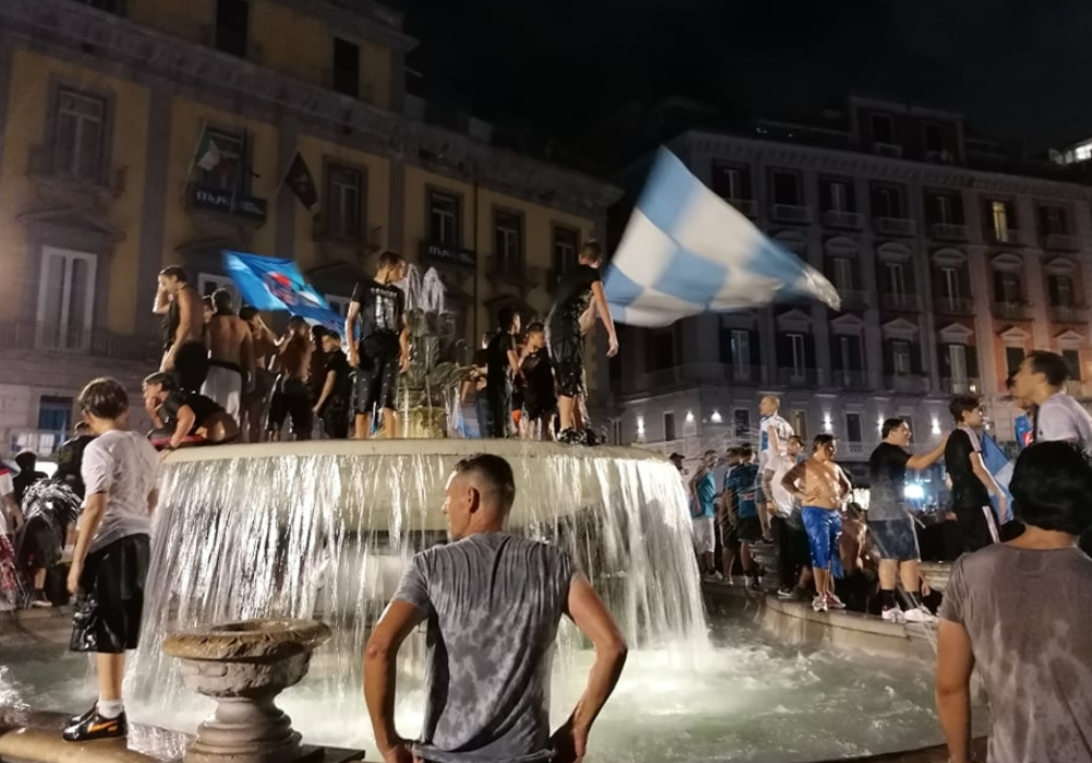 Festeggiamenti e assembramenti a Napoli, interviene l'OMS: "Sciagurati, non ce lo possiamo permettere"