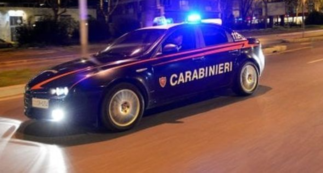 Napoli, festa con amici in casa, intervengono carabinieri, 27enne dà un pugno in faccia a un militare