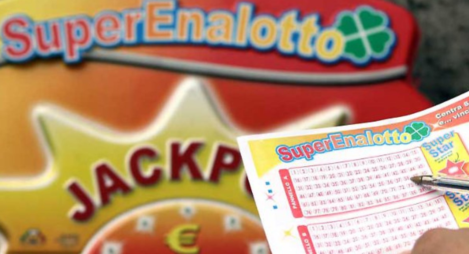 La dea bendata bacia la Campania, 5 al Superenalotto: vinti 35mila euro
