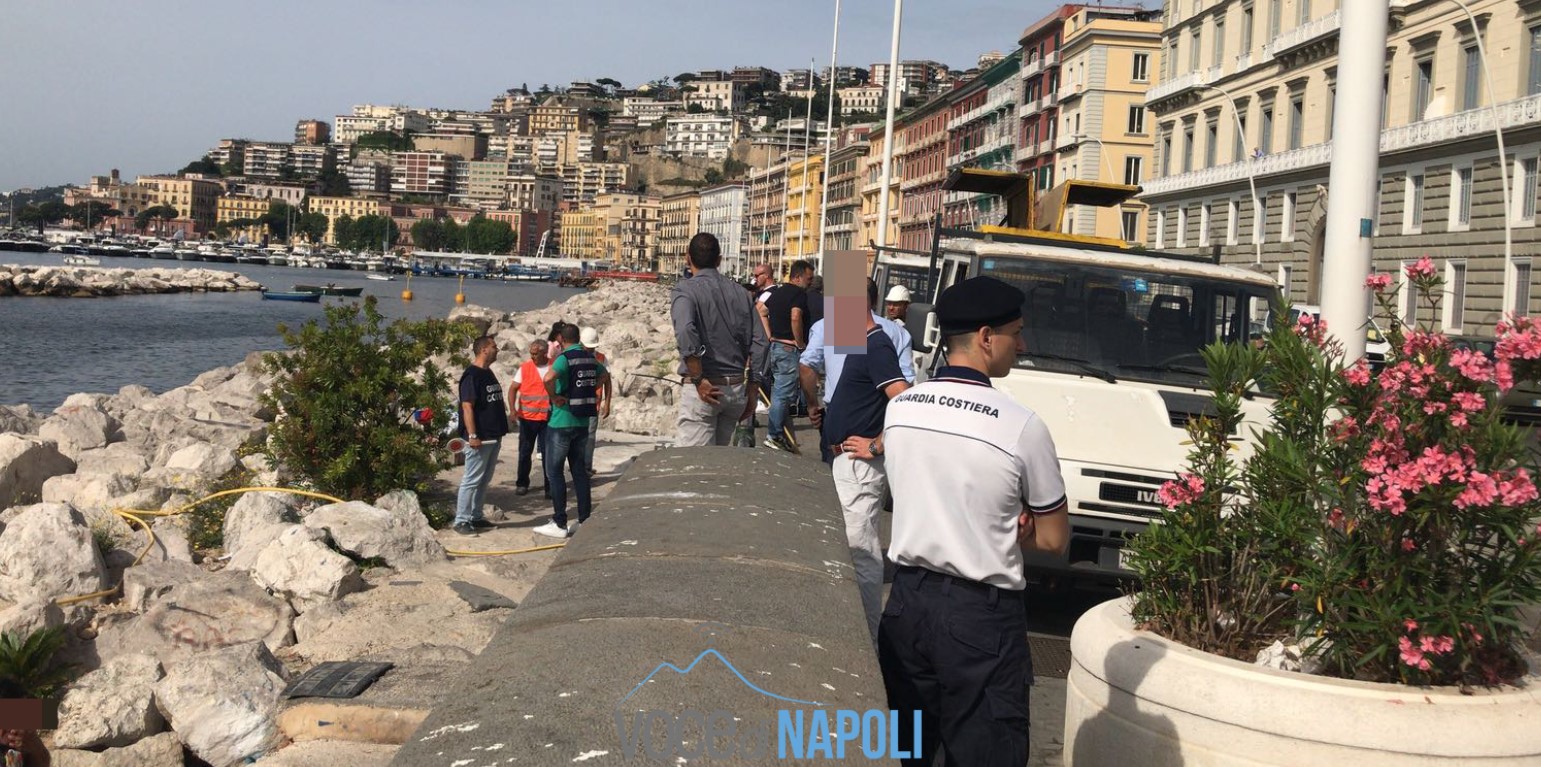 Blitz della Guardia Costiera a Mergellina, demoliti ormeggi abusivi