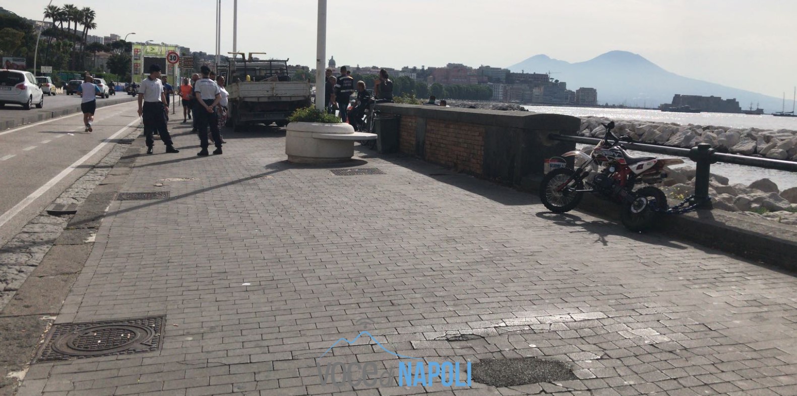 Blitz della Guardia Costiera a Mergellina, demoliti ormeggi abusivi