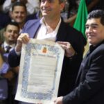 Il dietrofront di De Magistris nella giornata della cittadinanza onoraria a Maradona: è polemica 