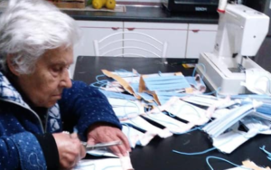 Nonna Antonietta, napoletana doc a 90 anni cuce e regala mascherine: donazioni al Santobono e Monaldi