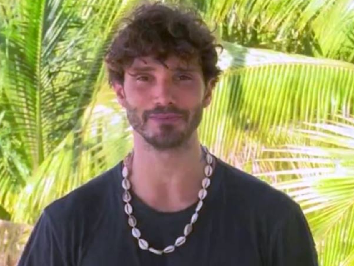 Stefano De Martino parla di Santiago in TV, il pubblico si commuove