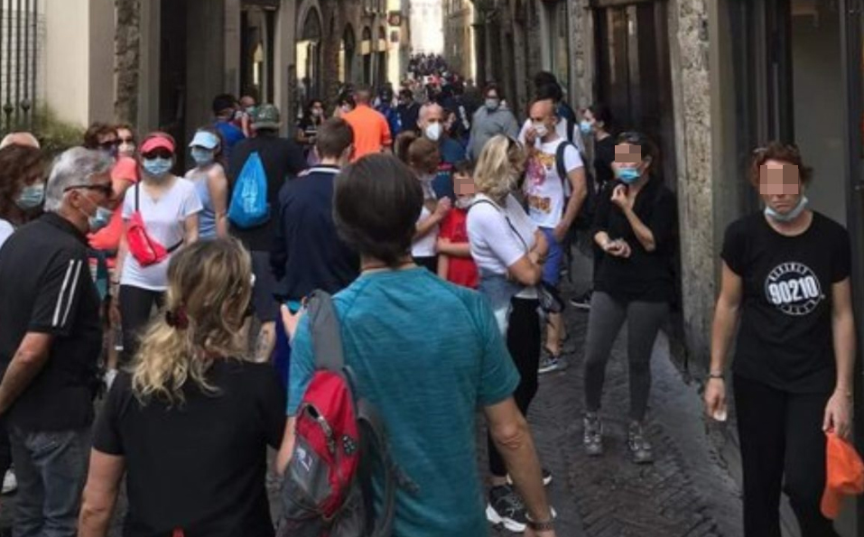 Non solo a Napoli, folla di gente a Bergamo il giorno prima della ripartenza 