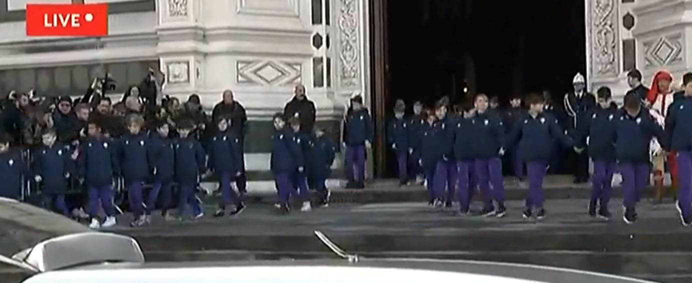 In migliaia ai Funerali di Davide Astori: "Tu per tutti noi sei luce". L'ultimo omaggio per il capitano