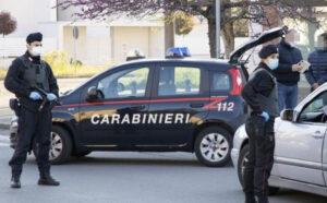 Controlli Coronavirus, 17enne in auto senza patente, inseguimento in strada: "Vado a trovare la mia fidanzata"