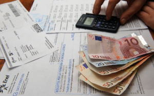 Calano le bollette di elettricità e gas, le famiglie risparmieranno quasi 200 euro all'anno