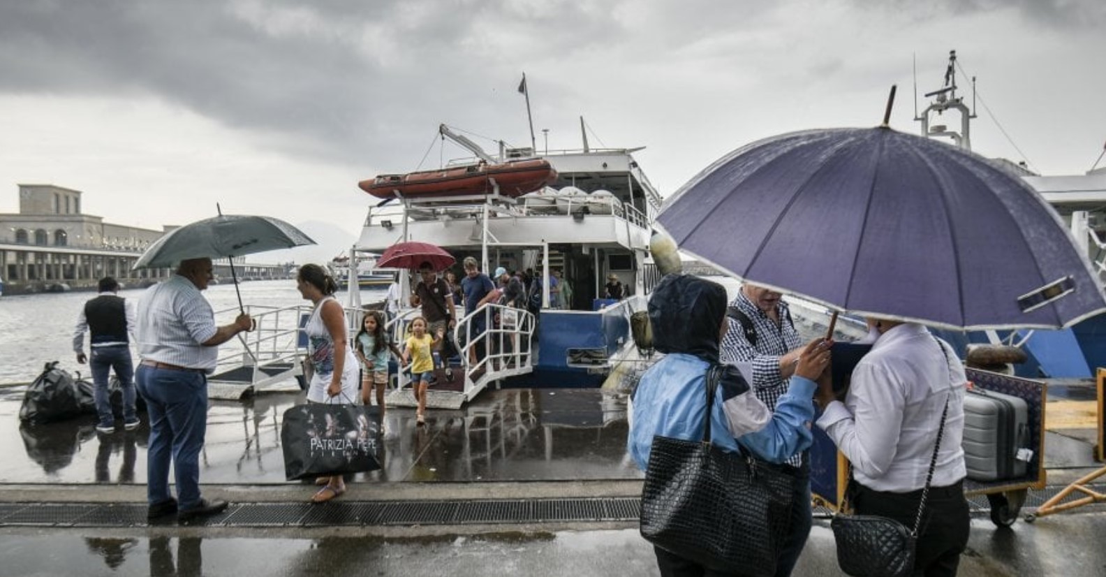 Meteo Napoli, tornano le piogge e calano le temperature 