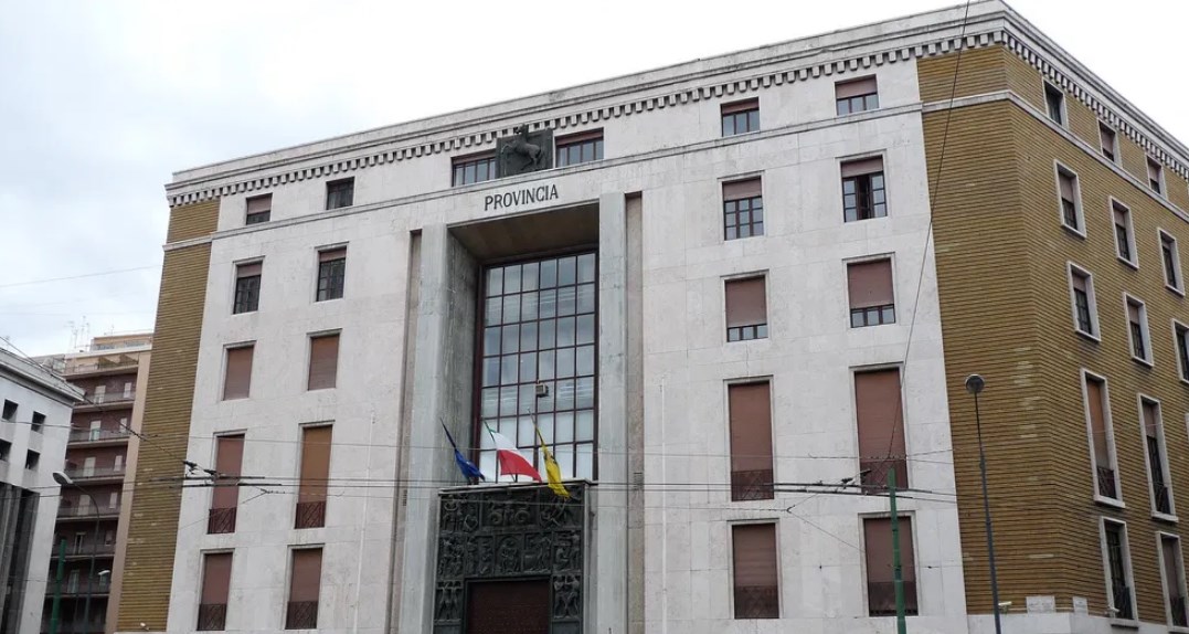 Corruzione e falso ideologico, misure cautelari per dirigente della Città Metropolitana e due imprenditrici 