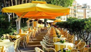 Chalet Ciro a Mergellina, il Comune di Napoli nega tavolini e ombrelloni Chalet Ciro a Mergellina, il Comune di Napoli nega tavolini e ombrelloni 