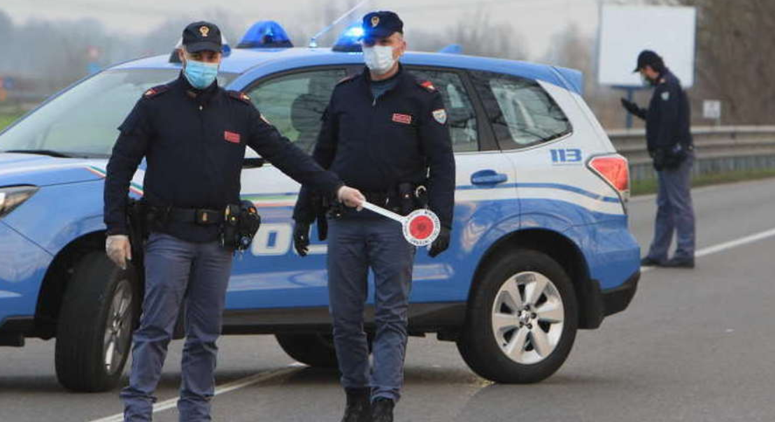 Panico sulla tangenziale di Napoli, donna a piedi armata di coltello minaccia la polizia 