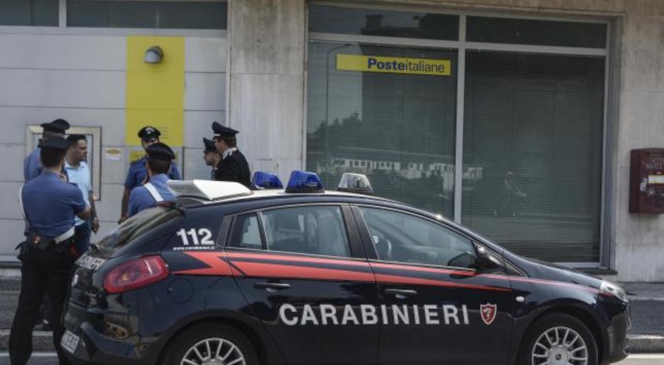 Paura nel Salernitano, tentata rapina alla Posta, cliente insegue e blocca il rapinatore