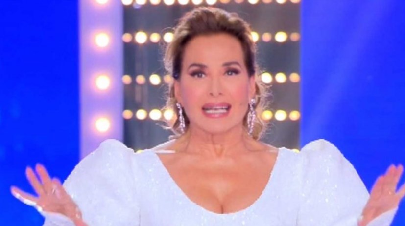 Barbara D'Urso sfottuta in diretta tv: "Lei è ispirata, prende sempre la luce" 
