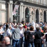 Napoli a Ferragosto, è boom di turisti in città: strade colme di gente