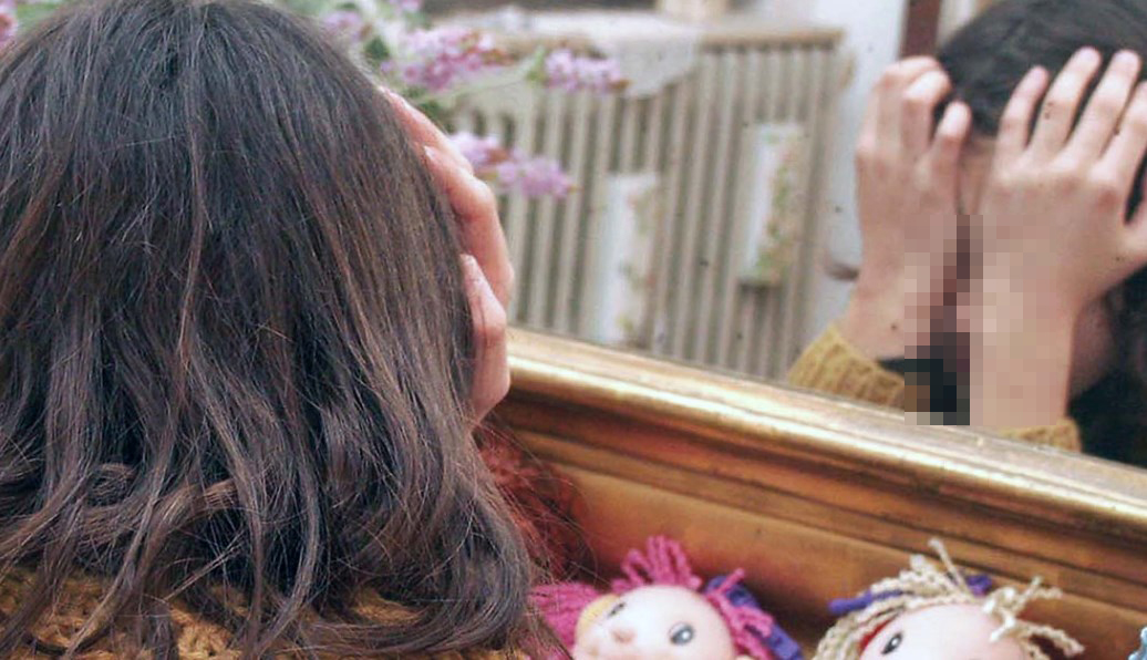 Costringeva la figlia 13enne a praticargli rapporti orali: padre arrestato 