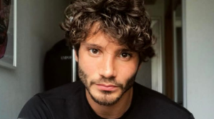 Stefano De Martino pronto a cominciare l'Isola dei Famosi: "So di aver creato dispiaceri nella vita"