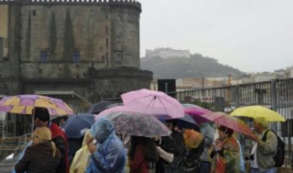 Meteo Napoli, allerta meteo di colore Giallo: temporali e raffiche di vento 