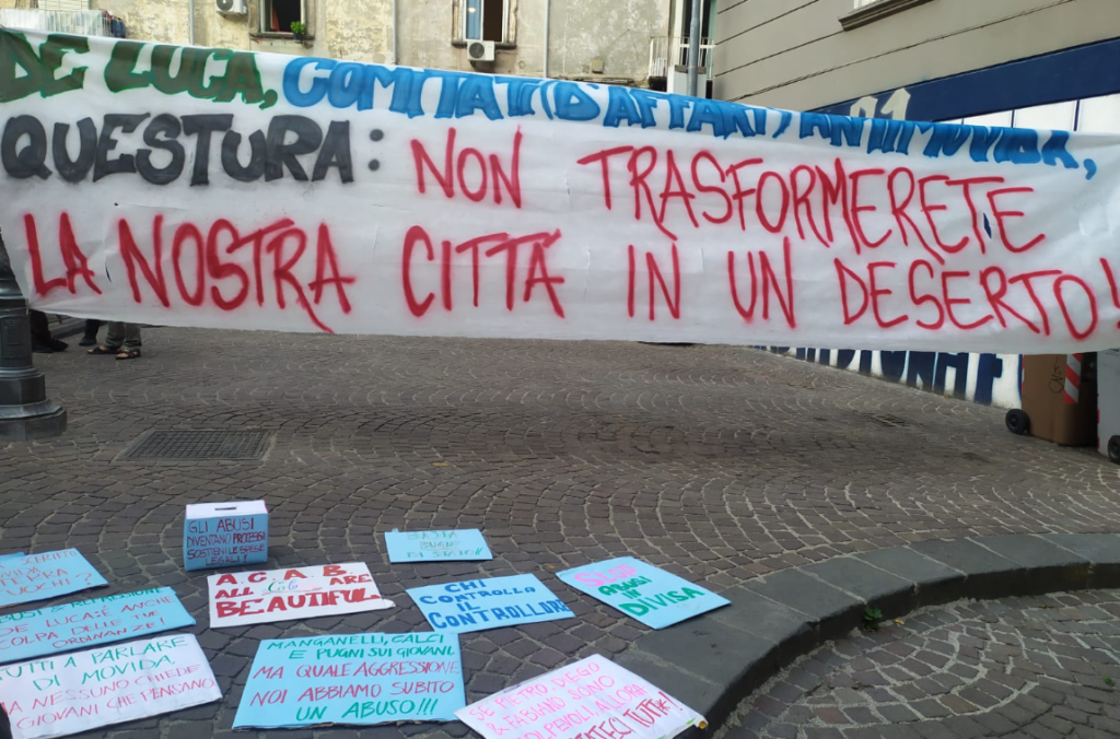 Tensioni con Polizia a piazza Bellini, flash mob di protesta: "Diteci la verità, i tre ragazzi non sono criminali"