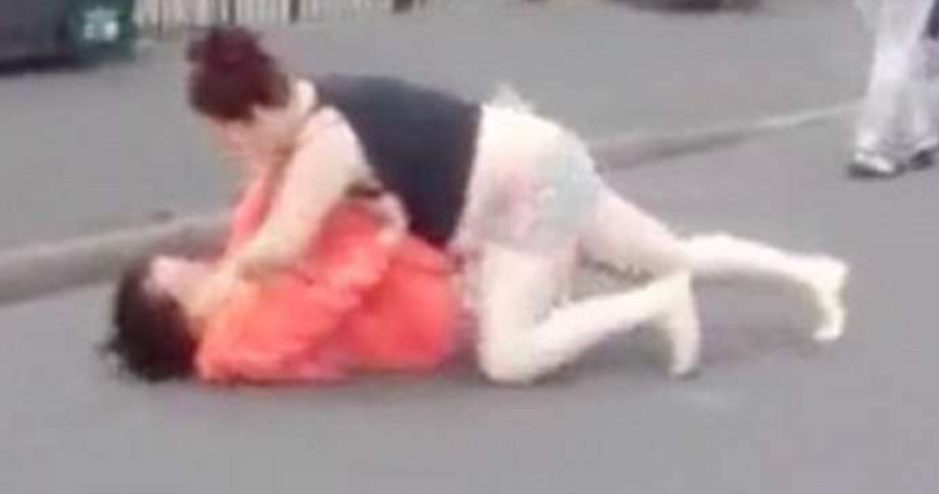 Tensione ad Afragola, dissapori in famiglia, due donne si picchiano per strada 