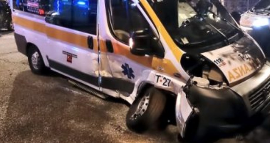 Petardo sotto l'ambulanza, medico ferito dalla deflagrazione