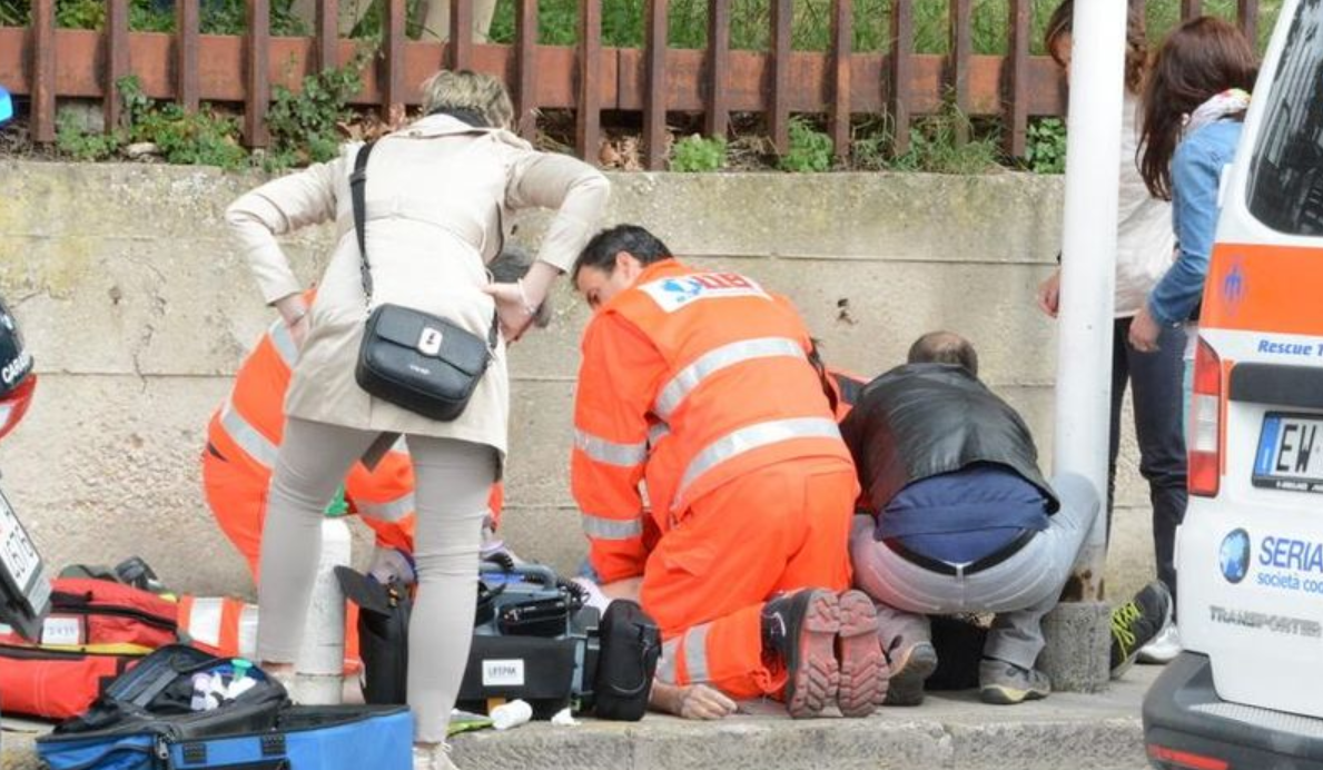 Tragedia in provincia, cadavere di un uomo trovato in strada 