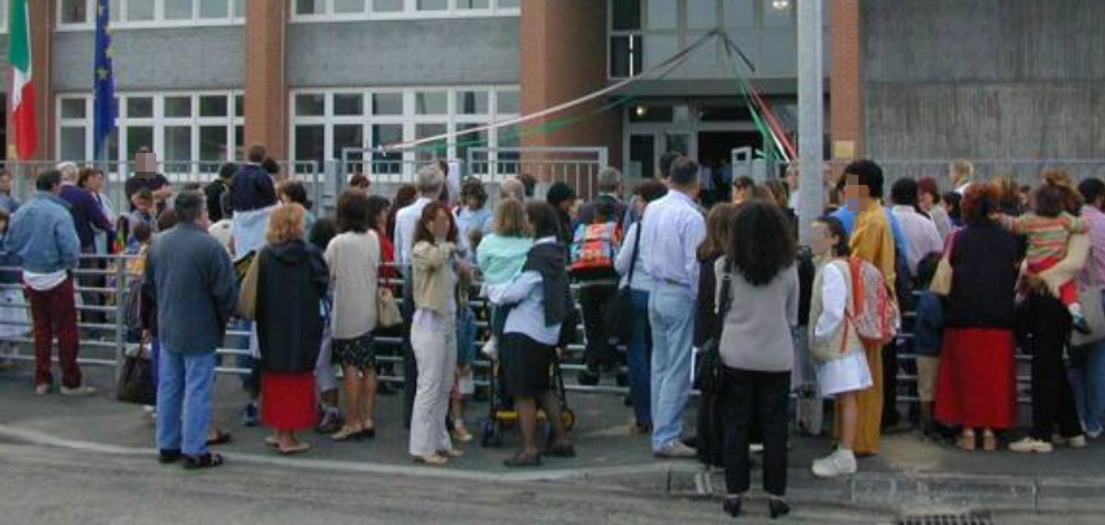 Denuncia sui social: "Pedofilo ad Afragola adesca ragazzine sputandole addosso" 