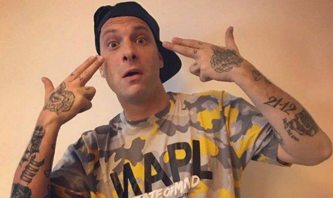 Clementino nei guai, il rapper finisce nel mirino della Digos dopo il concerto di Capodanno 
