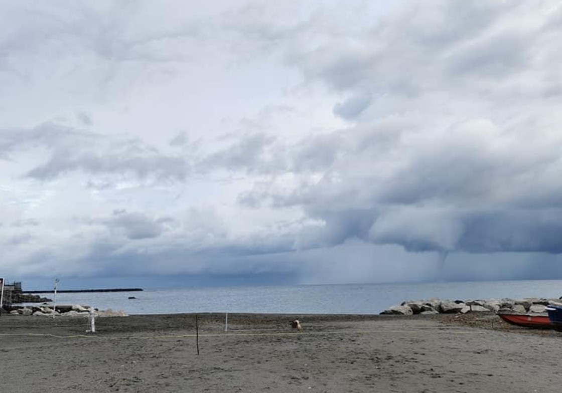 Tromba d'aria a Ischia, le immagini sono esilaranti 