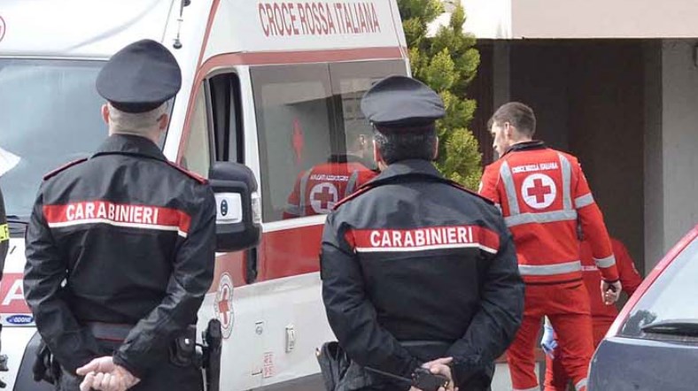 Comandante dei carabinieri salva giovane madre che voleva lanciarsi nel vuoto con i suoi figli piccoli 