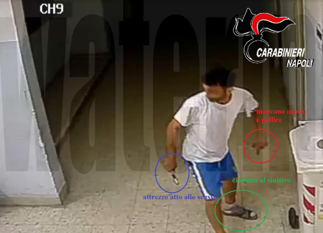 Napoli, arrestato l'uomo che rubò 38 computer in una scuola di Fuorigrotta