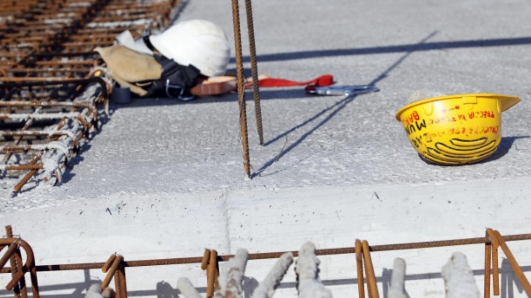 Incidente sul lavoro nel Casetano, volo di 10 metri: muore un operaio 